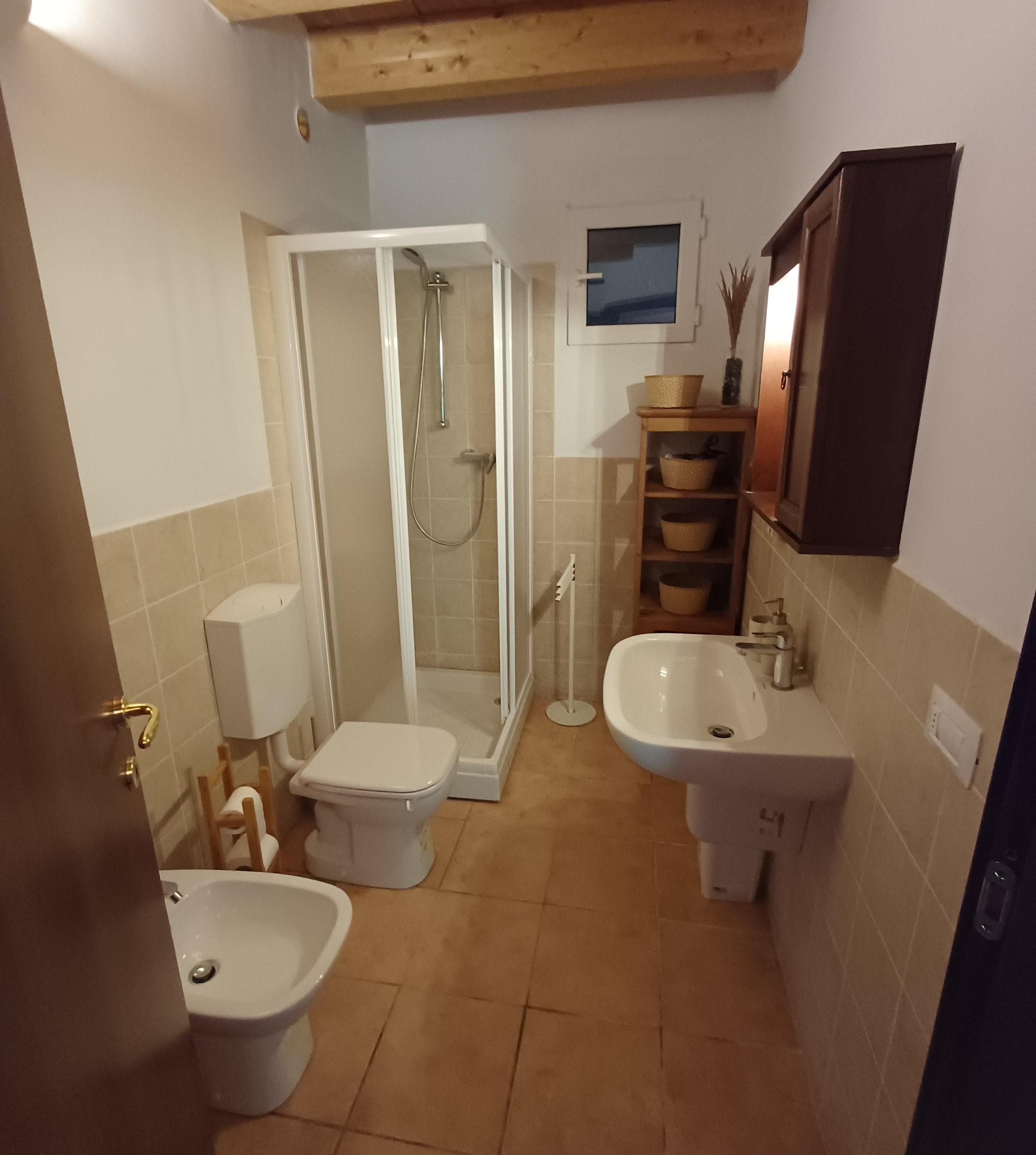 Bagno con doccia, lavabo, WC e bidet