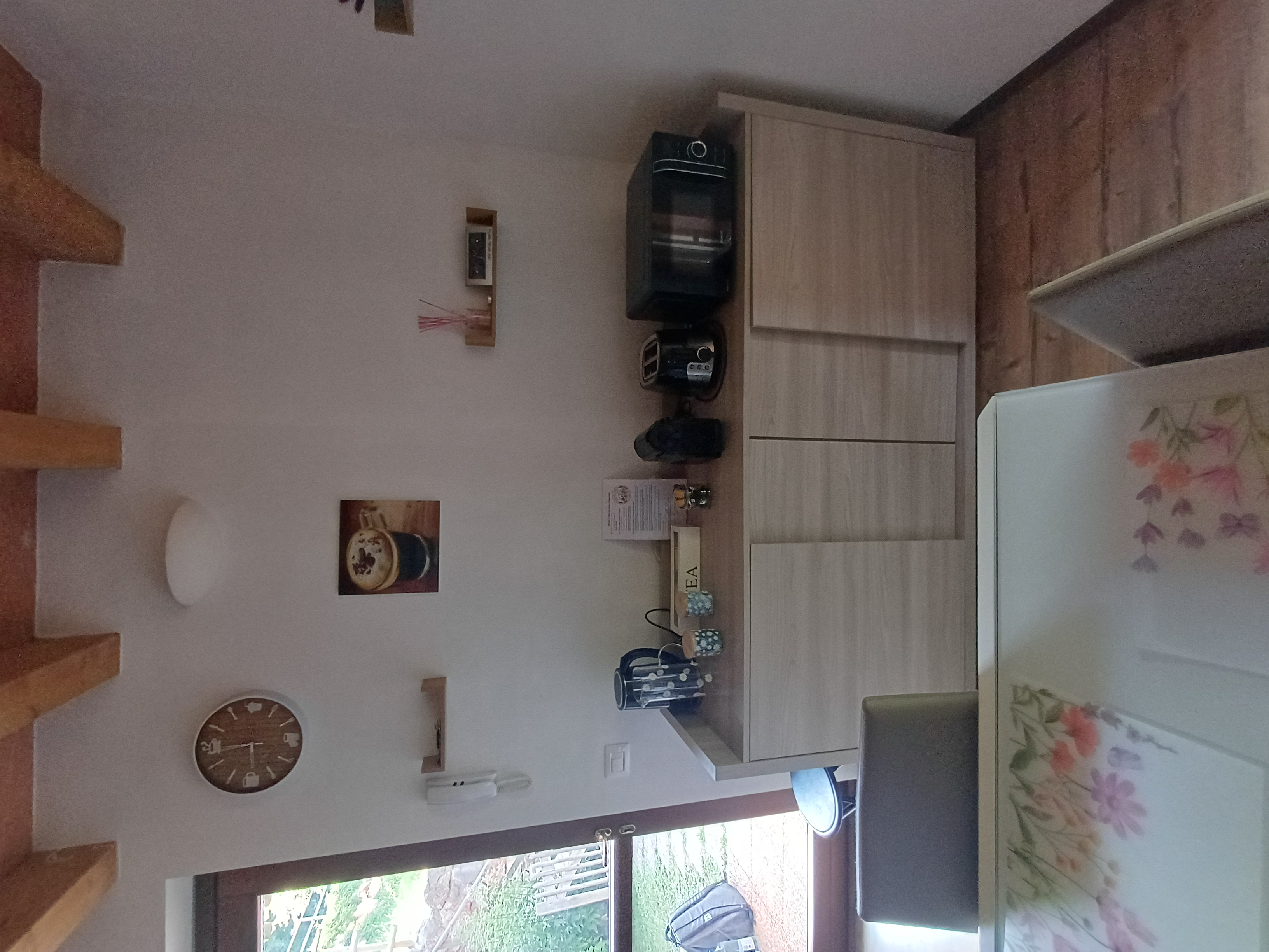 Mobile cucina con microonde, tostapane, macchina da caffè e bollitore