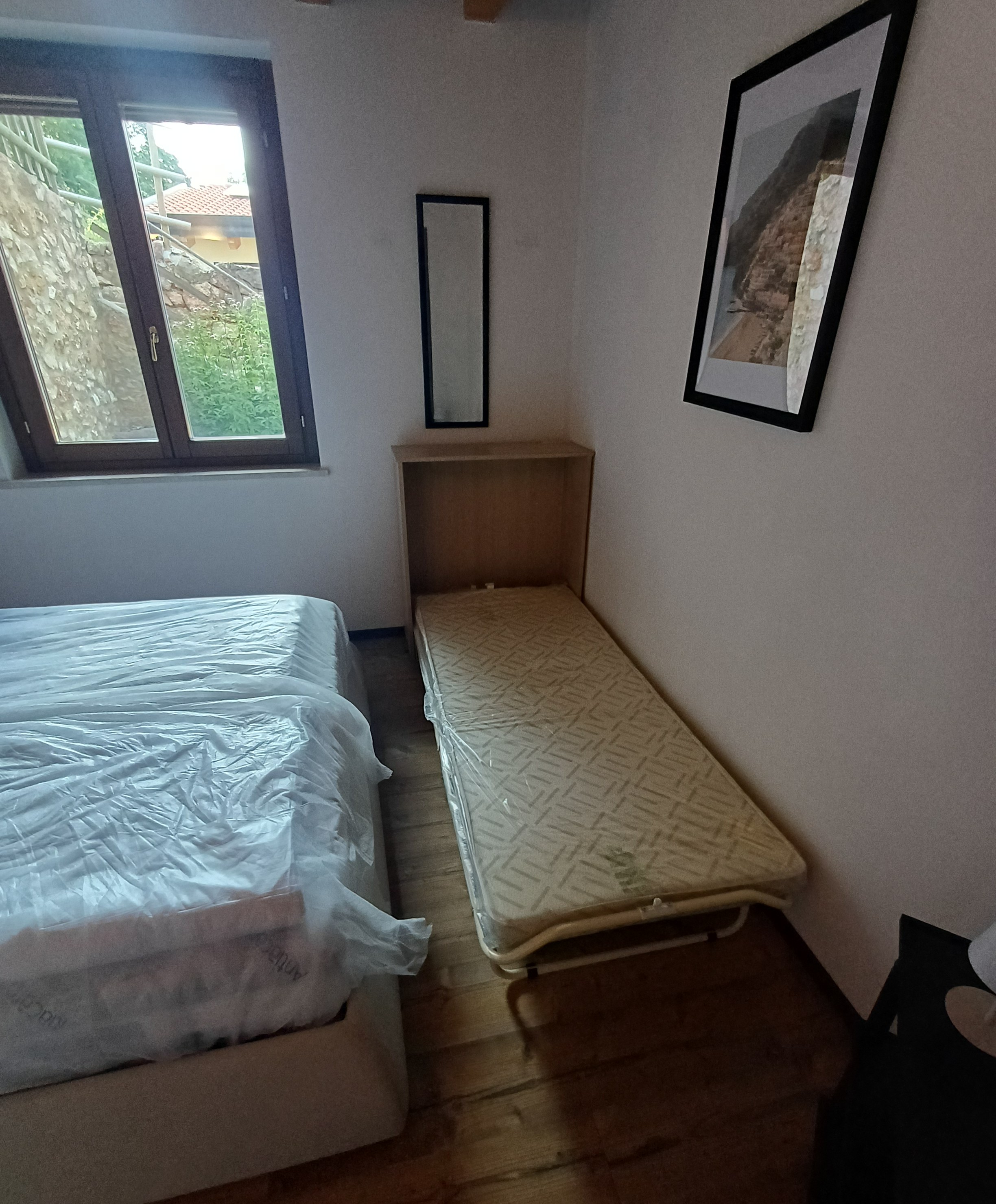 Letto singolo aggiuntivo aperto accanto al letto matrimoniale