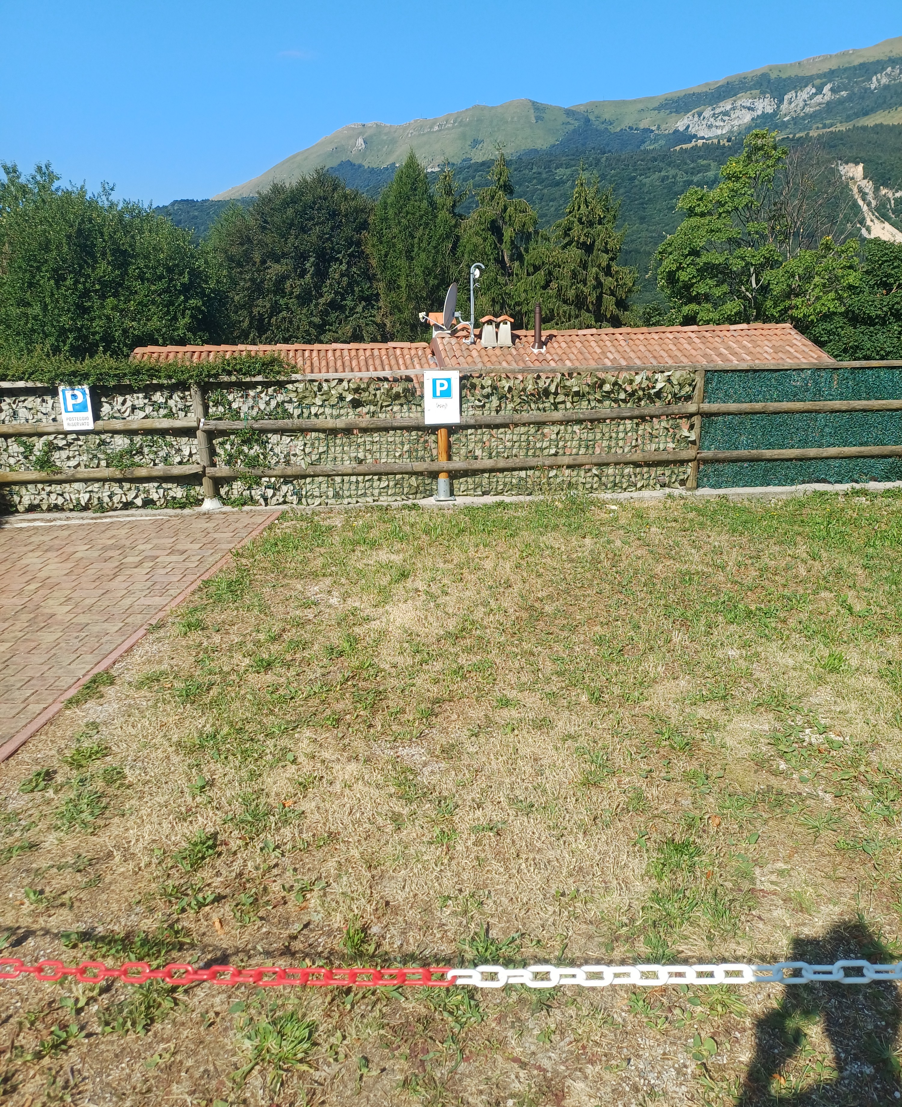 Posto auto riservato con cartello P e vista sul Monte Baldo
